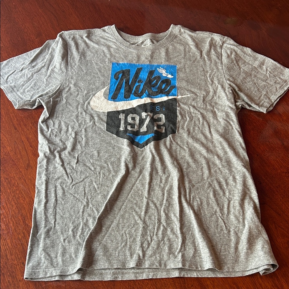Nike Gray T-Shirt with Blue Graphic size Large